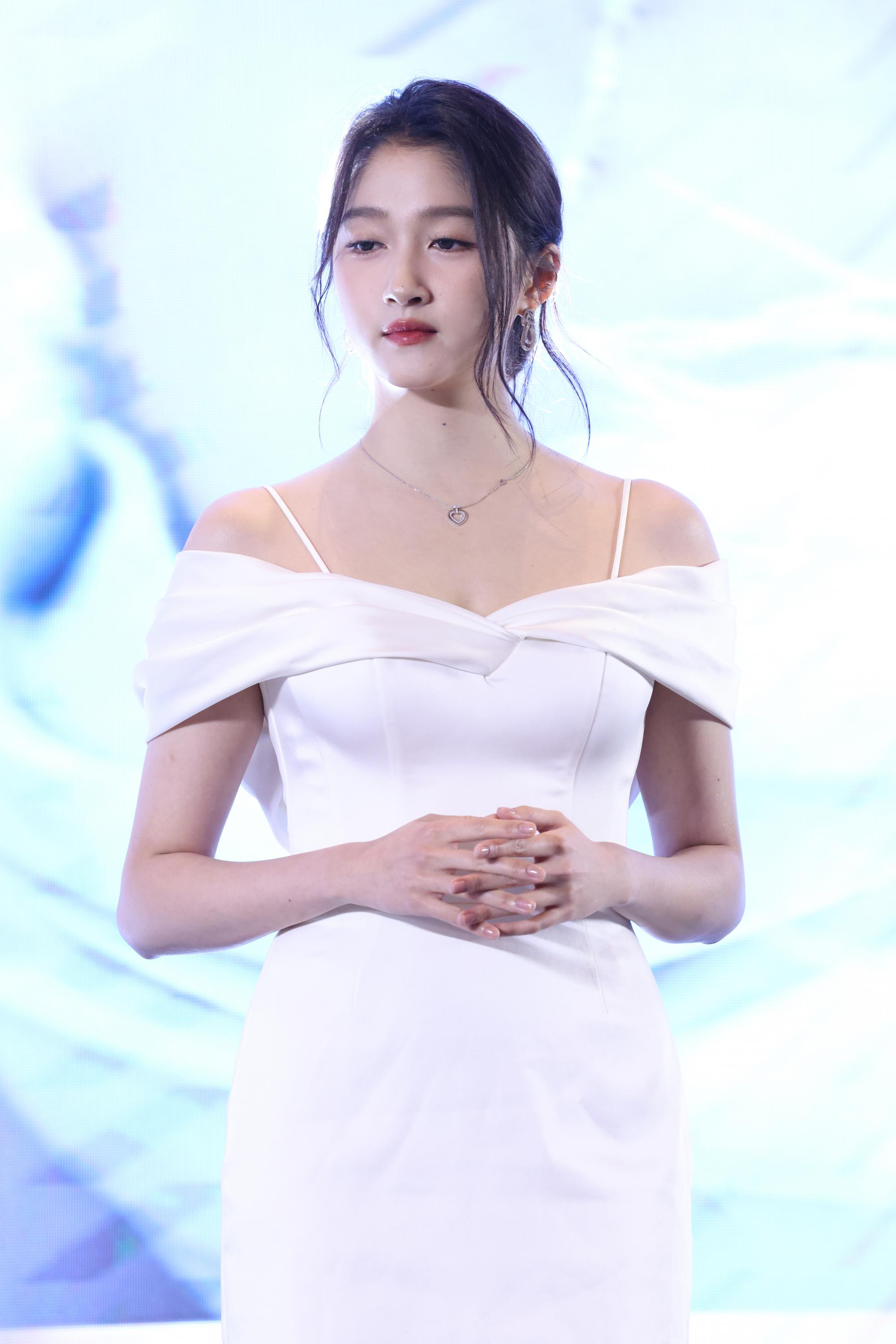 关晓彤生图白色连衣短裙半身现场生图照[5]